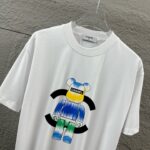 P75 CHANE*香奈*儿 2026春夏新款 经典字母图腾 烫画工艺 定制双纱平纹纯棉面料 短袖T恤 男女同款 颜色：黑色 白色 尺码： S （90-130斤） M （120-150斤） L （140-165斤） XL （160-180斤） XXL （180-210斤）