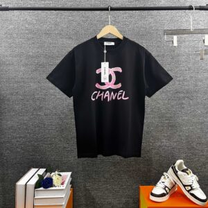 P80 CHANE*香奈*儿 2026春夏新款 独家高端字母图腾印花 定制双纱平纹纯棉面料 短袖T恤 男女同款 颜色：黑色 白色 尺码： S （90-130斤） M （120-150斤） L （140-165斤） XL （160-180斤） XXL （180-210斤）