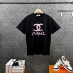 P80 CHANE*香奈*儿 2026春夏新款 独家高端字母图腾印花 定制双纱平纹纯棉面料 短袖T恤 男女同款 颜色：黑色 白色 尺码： S （90-130斤） M （120-150斤） L （140-165斤） XL （160-180斤） XXL （180-210斤）
