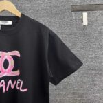 P80 CHANE*香奈*儿 2026春夏新款 独家高端字母图腾印花 定制双纱平纹纯棉面料 短袖T恤 男女同款 颜色：黑色 白色 尺码： S （90-130斤） M （120-150斤） L （140-165斤） XL （160-180斤） XXL （180-210斤）