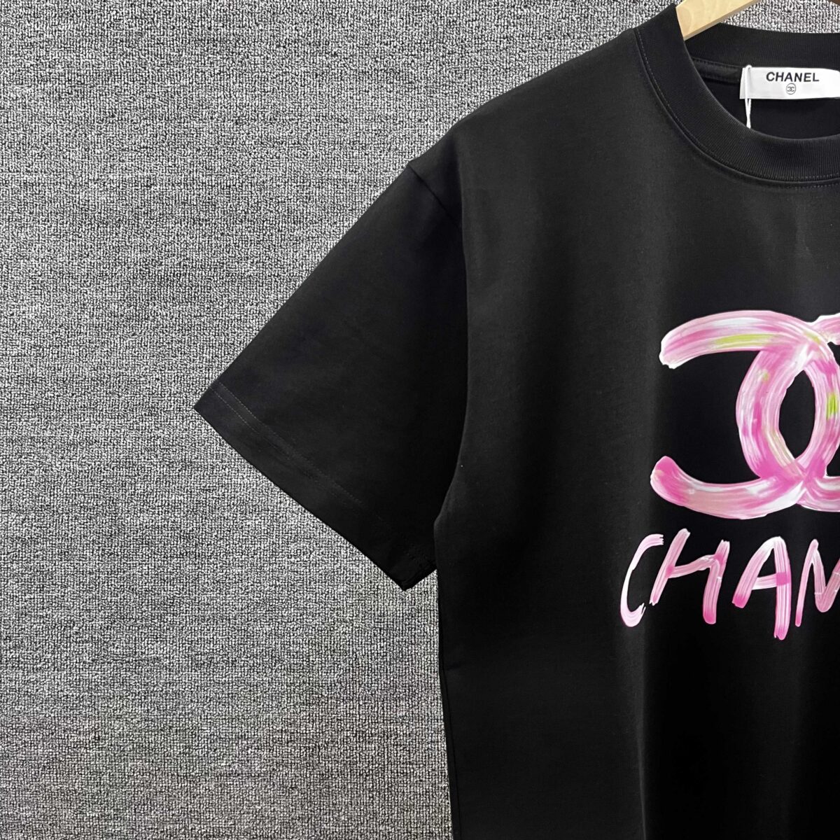 P80 CHANE*香奈*儿 2026春夏新款 独家高端字母图腾印花 定制双纱平纹纯棉面料 短袖T恤 男女同款 颜色：黑色 白色 尺码： S （90-130斤） M （120-150斤） L （140-165斤） XL （160-180斤） XXL （180-210斤）