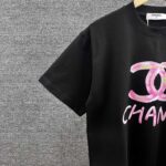P80 CHANE*香奈*儿 2026春夏新款 独家高端字母图腾印花 定制双纱平纹纯棉面料 短袖T恤 男女同款 颜色：黑色 白色 尺码： S （90-130斤） M （120-150斤） L （140-165斤） XL （160-180斤） XXL （180-210斤）