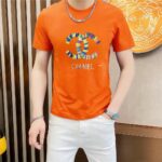 weigou_190133_2_519cdca119 P70 品牌: 香奈儿 (胖子福音)原单男士休闲短袖T恤,2026春夏新品,定制胸前顶级logo 工艺、搭配整件细节 品质及剪裁设计都堪称一流,定制进口丝光棉面料!型格十足,配色轻熟百搭。M-5XL(穿到220斤)