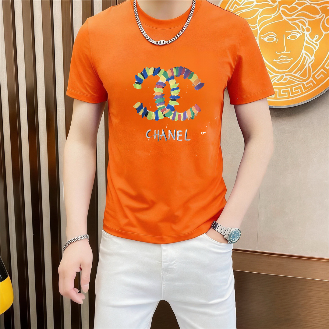 weigou_190133_2_519cdca119 P70 品牌: 香奈儿 (胖子福音)原单男士休闲短袖T恤,2026春夏新品,定制胸前顶级logo 工艺、搭配整件细节 品质及剪裁设计都堪称一流,定制进口丝光棉面料!型格十足,配色轻熟百搭。M-5XL(穿到220斤)