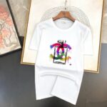 P70 品牌： 香奈儿 (胖子福音)原单男士休闲短袖T恤，2026春夏新品，定制胸前顶级logo 工艺、搭配整件细节 品质及剪裁设计都堪称一流，定制进口丝光棉面料！型格十足，配色轻熟百搭。M-5XL(穿到220斤)