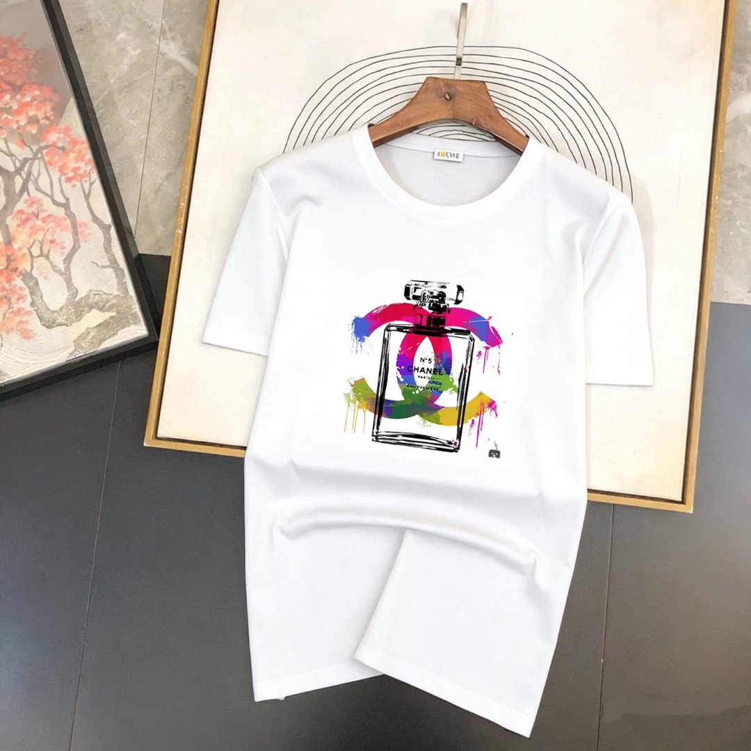 P70 品牌： 香奈儿 (胖子福音)原单男士休闲短袖T恤，2026春夏新品，定制胸前顶级logo 工艺、搭配整件细节 品质及剪裁设计都堪称一流，定制进口丝光棉面料！型格十足，配色轻熟百搭。M-5XL(穿到220斤)