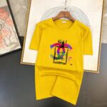 P70 品牌： 香奈儿 (胖子福音)原单男士休闲短袖T恤，2026春夏新品，定制胸前顶级logo 工艺、搭配整件细节 品质及剪裁设计都堪称一流，定制进口丝光棉面料！型格十足，配色轻熟百搭。M-5XL(穿到220斤)