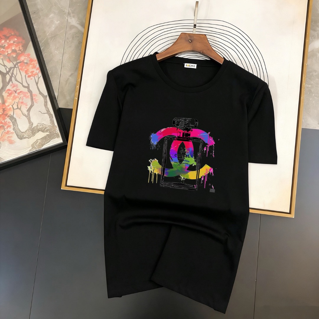 P70 品牌： 香奈儿 (胖子福音)原单男士休闲短袖T恤，2026春夏新品，定制胸前顶级logo 工艺、搭配整件细节 品质及剪裁设计都堪称一流，定制进口丝光棉面料！型格十足，配色轻熟百搭。M-5XL(穿到220斤)
