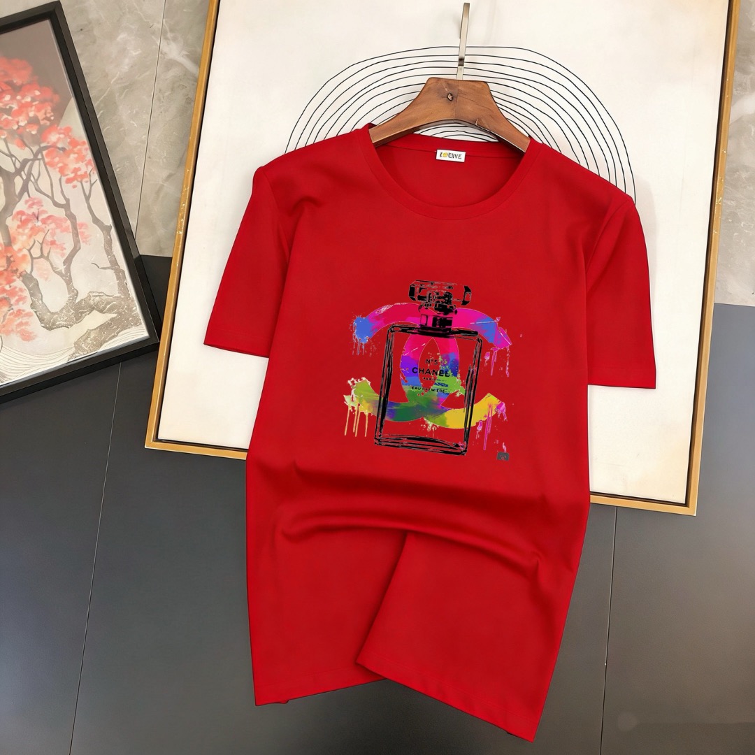 P70 品牌： 香奈儿 (胖子福音)原单男士休闲短袖T恤，2026春夏新品，定制胸前顶级logo 工艺、搭配整件细节 品质及剪裁设计都堪称一流，定制进口丝光棉面料！型格十足，配色轻熟百搭。M-5XL(穿到220斤)