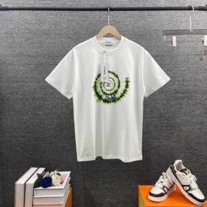 P80 CHANE*香奈*儿 2026春夏新款 独家高端字母图腾印花 定制双纱平纹纯棉面料 短袖T恤 男女同款 颜色：黑色 白色 尺码： S （90-130斤） M （120-150斤） L （140-165斤） XL （160-180斤） XXL （180-210斤）
