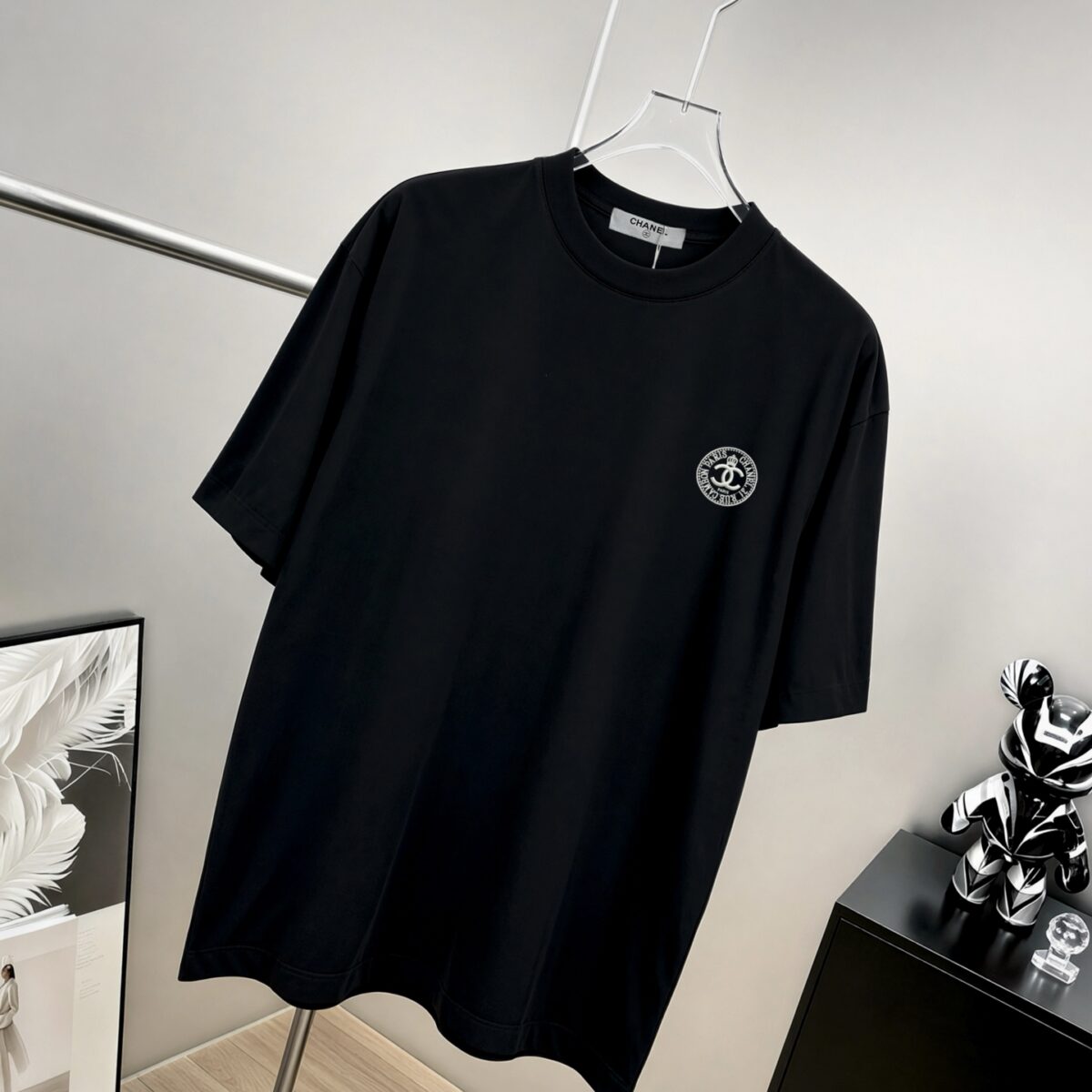 weigou_190208_2_0c31283d07 P75 CHANEL/香奈儿 经典logo刺绣 《区别通货面料》双纱纯棉上衣 7a抗菌短袖tee 上身十分舒适,男女同款半袖,落肩宽松版型 颜色: 黑色 白色 咖啡色 尺码:S(90-130斤) M(125-150斤) L(135-165斤) XL(160-190斤) XXL(185-220斤)