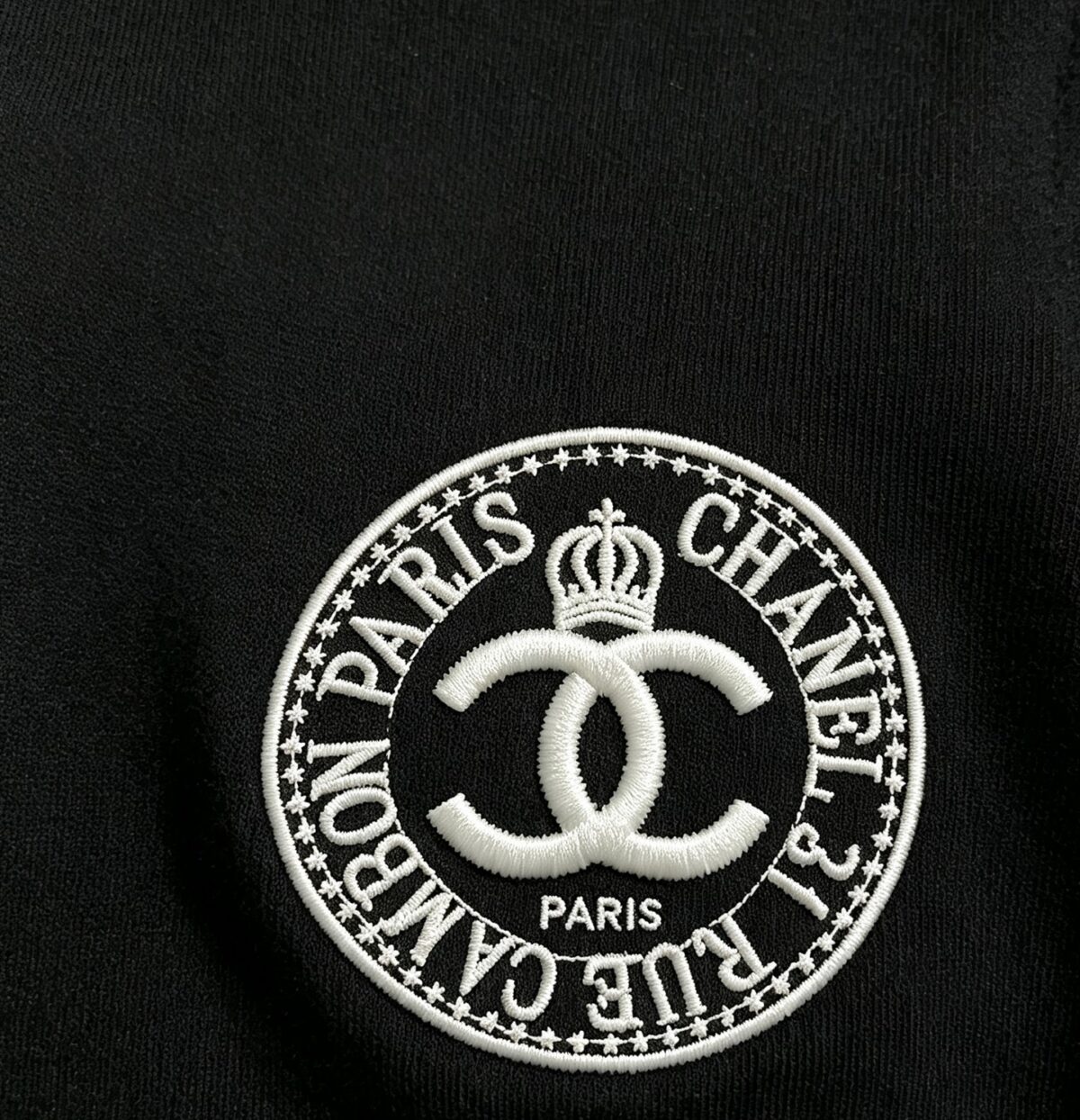 weigou_190208_5_08e59433ae P75 CHANEL/香奈儿 经典logo刺绣 《区别通货面料》双纱纯棉上衣 7a抗菌短袖tee 上身十分舒适,男女同款半袖,落肩宽松版型 颜色: 黑色 白色 咖啡色 尺码:S(90-130斤) M(125-150斤) L(135-165斤) XL(160-190斤) XXL(185-220斤)