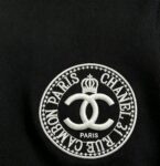weigou_190208_5_08e59433ae P75 CHANEL/香奈儿 经典logo刺绣 《区别通货面料》双纱纯棉上衣 7a抗菌短袖tee 上身十分舒适,男女同款半袖,落肩宽松版型 颜色: 黑色 白色 咖啡色 尺码:S(90-130斤) M(125-150斤) L(135-165斤) XL(160-190斤) XXL(185-220斤)