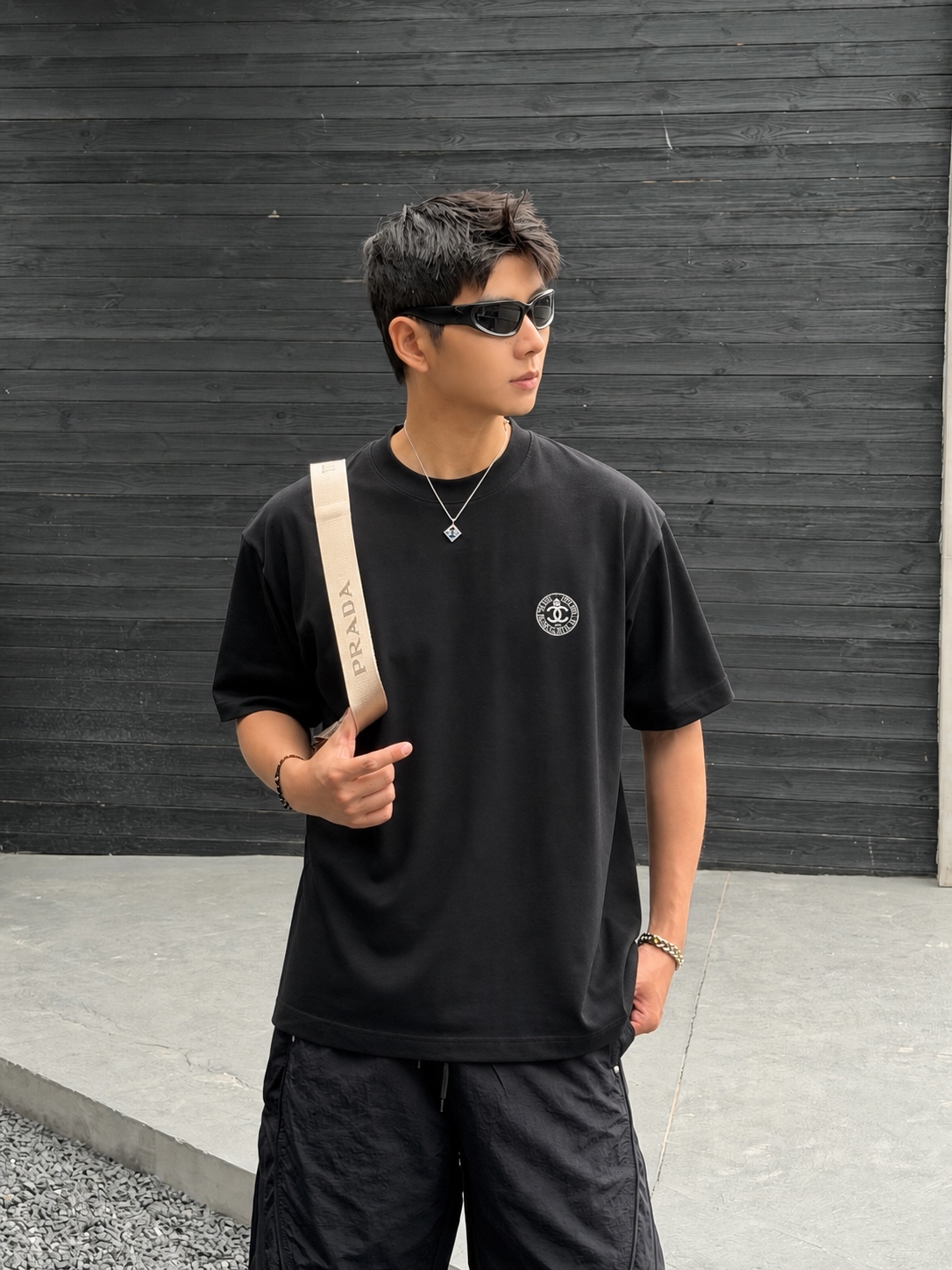 weigou_190208_7_2f7edb39fb P75 CHANEL/香奈儿 经典logo刺绣 《区别通货面料》双纱纯棉上衣 7a抗菌短袖tee 上身十分舒适,男女同款半袖,落肩宽松版型 颜色: 黑色 白色 咖啡色 尺码:S(90-130斤) M(125-150斤) L(135-165斤) XL(160-190斤) XXL(185-220斤)