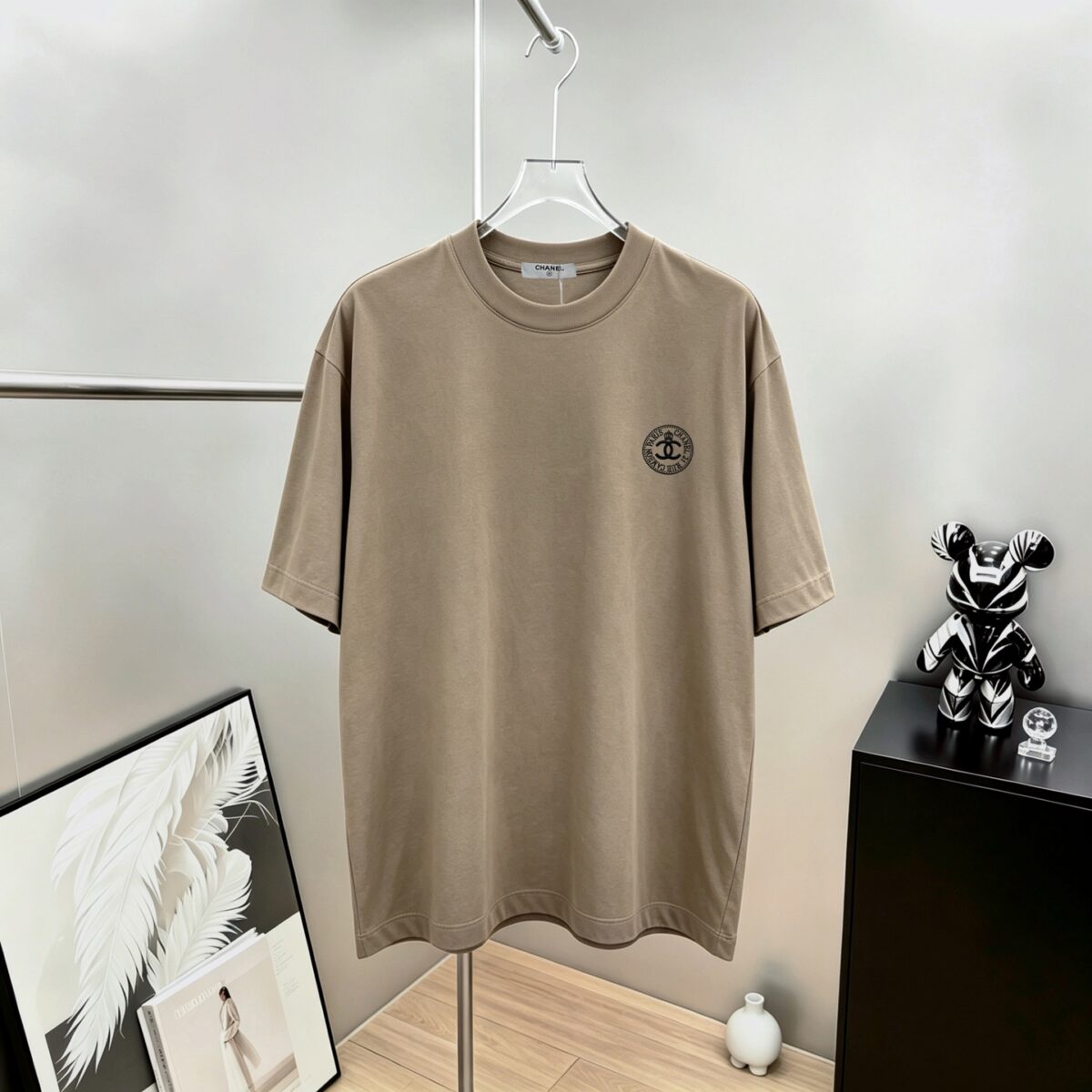 P75 CHANEL/香奈儿 经典logo刺绣 《区别通货面料》双纱纯棉上衣 7a抗菌短袖tee 上身十分舒适，男女同款半袖，落肩宽松版型 颜色: 黑色 白色 咖啡色 尺码：S（90-130斤） M（125-150斤） L（135-165斤） XL（160-190斤） XXL（185-220斤）