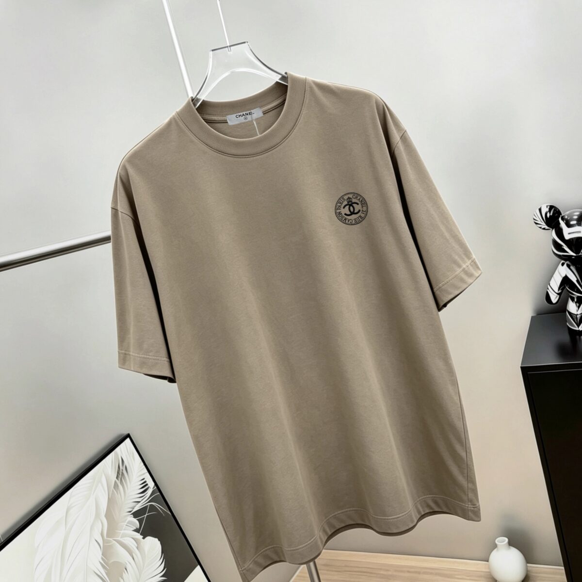 P75 CHANEL/香奈儿 经典logo刺绣 《区别通货面料》双纱纯棉上衣 7a抗菌短袖tee 上身十分舒适，男女同款半袖，落肩宽松版型 颜色: 黑色 白色 咖啡色 尺码：S（90-130斤） M（125-150斤） L（135-165斤） XL（160-190斤） XXL（185-220斤）