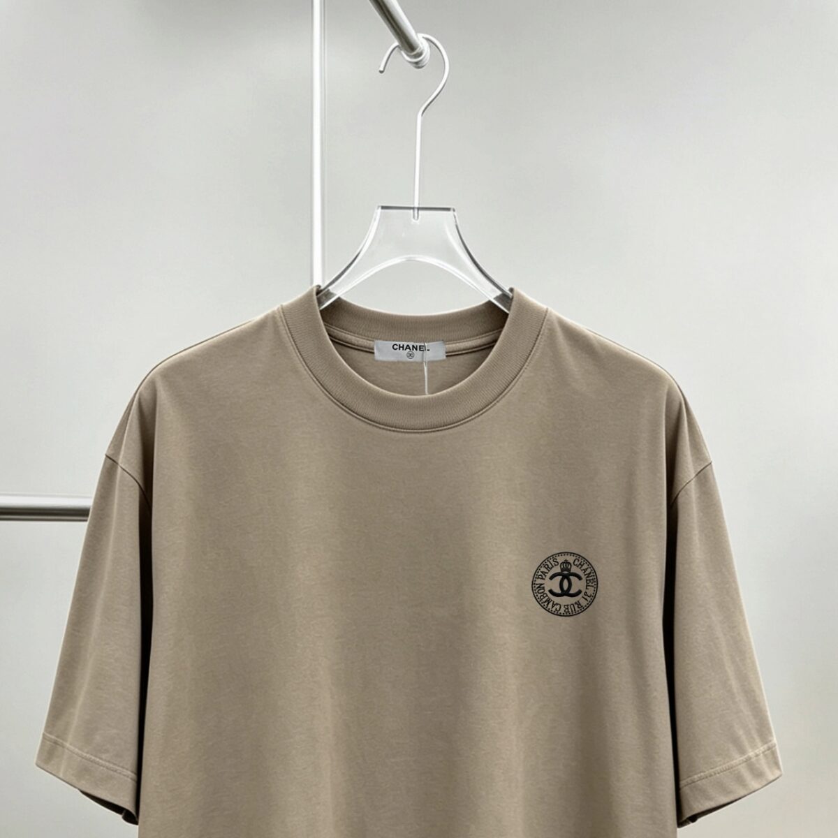 P75 CHANEL/香奈儿 经典logo刺绣 《区别通货面料》双纱纯棉上衣 7a抗菌短袖tee 上身十分舒适，男女同款半袖，落肩宽松版型 颜色: 黑色 白色 咖啡色 尺码：S（90-130斤） M（125-150斤） L（135-165斤） XL（160-190斤） XXL（185-220斤）