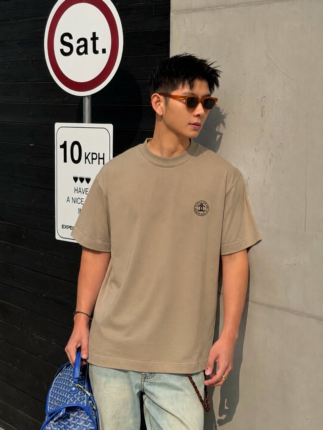 P75 CHANEL/香奈儿 经典logo刺绣 《区别通货面料》双纱纯棉上衣 7a抗菌短袖tee 上身十分舒适，男女同款半袖，落肩宽松版型 颜色: 黑色 白色 咖啡色 尺码：S（90-130斤） M（125-150斤） L（135-165斤） XL（160-190斤） XXL（185-220斤）