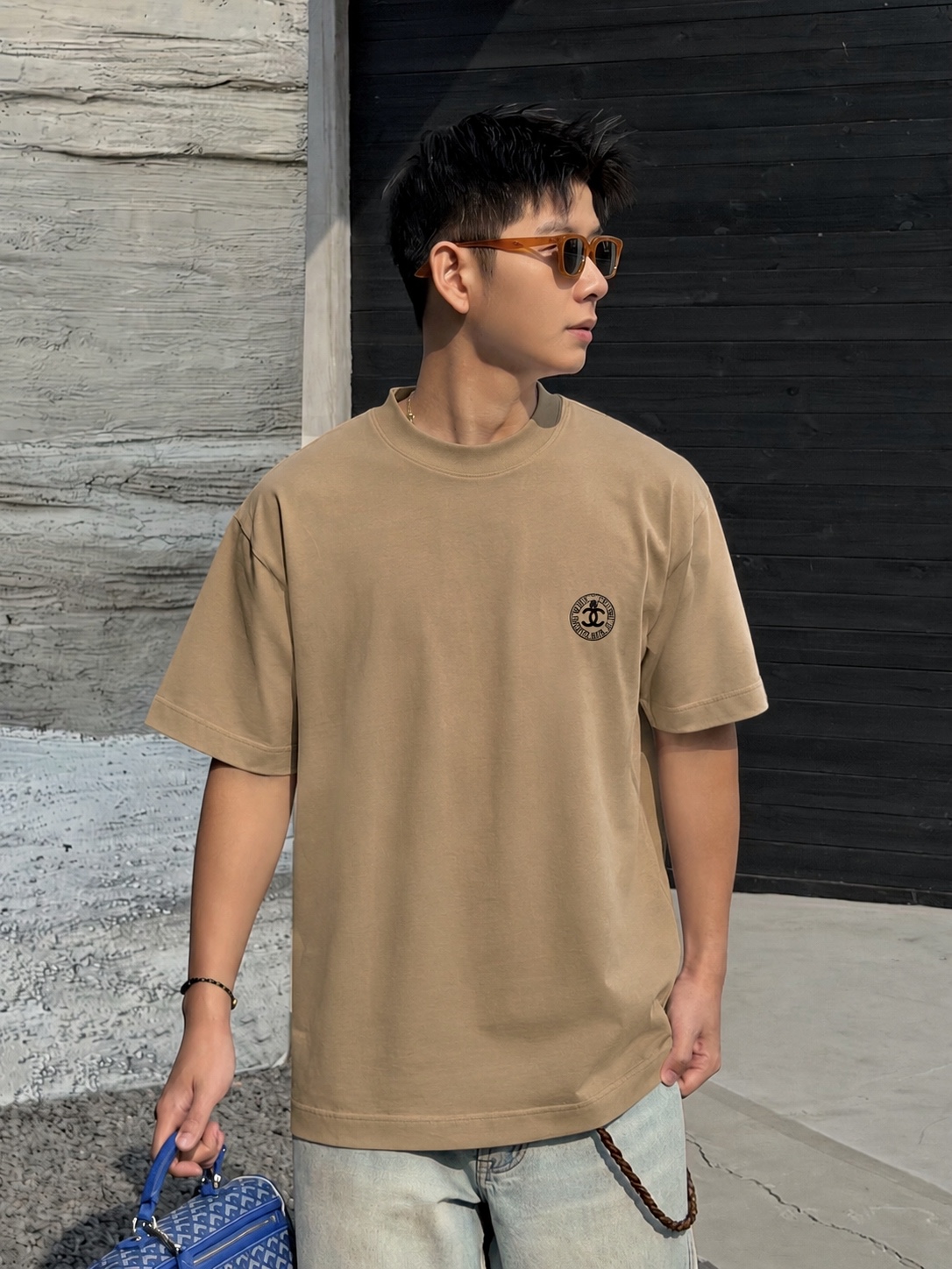 P75 CHANEL/香奈儿 经典logo刺绣 《区别通货面料》双纱纯棉上衣 7a抗菌短袖tee 上身十分舒适，男女同款半袖，落肩宽松版型 颜色: 黑色 白色 咖啡色 尺码：S（90-130斤） M（125-150斤） L（135-165斤） XL（160-190斤） XXL（185-220斤）