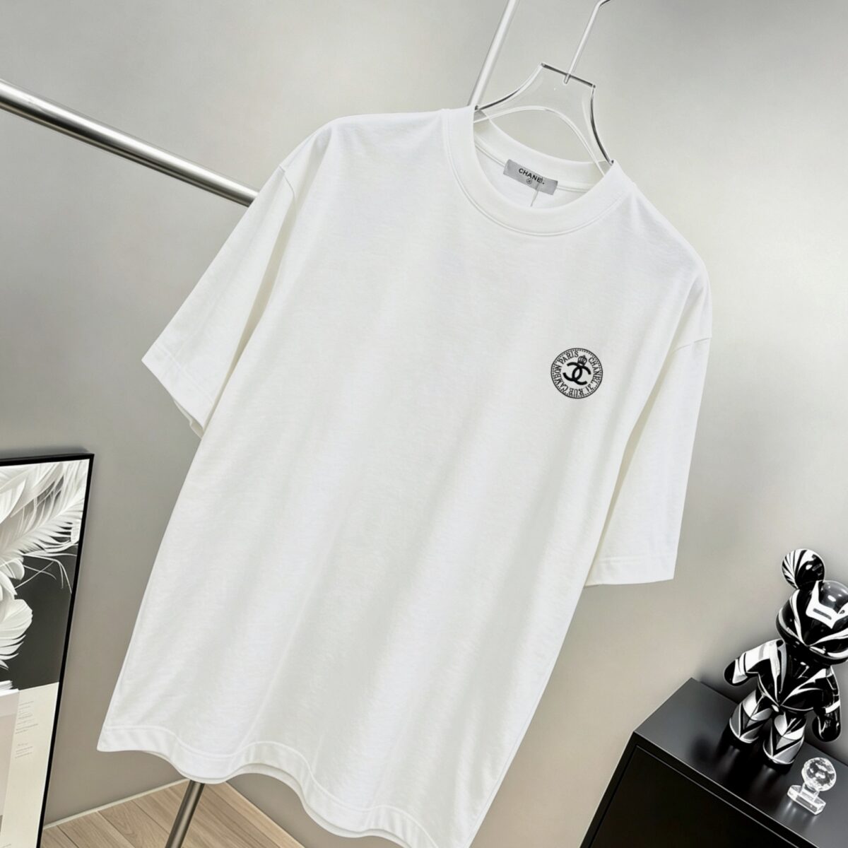 weigou_190307_3_0f37709a46 P75 CHANEL/香奈儿 经典logo刺绣 《区别通货面料》双纱纯棉上衣 7a抗菌短袖tee 上身十分舒适,男女同款半袖,落肩宽松版型 颜色: 黑色 白色 咖啡色 尺码:S(90-130斤) M(125-150斤) L(135-165斤) XL(160-190斤) XXL(185-220斤)