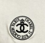 weigou_190307_5_683d4e0424 P75 CHANEL/香奈儿 经典logo刺绣 《区别通货面料》双纱纯棉上衣 7a抗菌短袖tee 上身十分舒适,男女同款半袖,落肩宽松版型 颜色: 黑色 白色 咖啡色 尺码:S(90-130斤) M(125-150斤) L(135-165斤) XL(160-190斤) XXL(185-220斤)