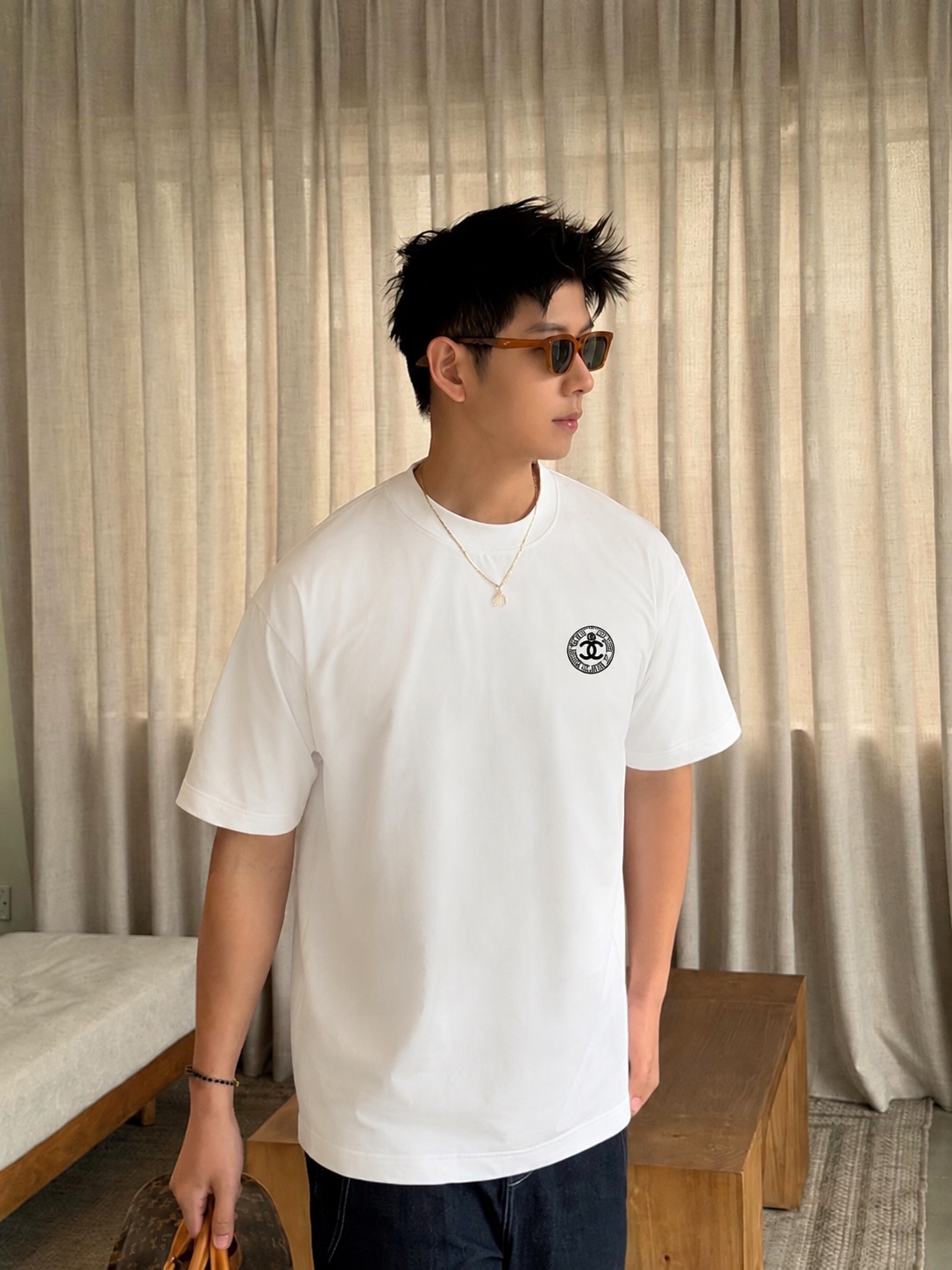 weigou_190307_6_d3861f573a P75 CHANEL/香奈儿 经典logo刺绣 《区别通货面料》双纱纯棉上衣 7a抗菌短袖tee 上身十分舒适,男女同款半袖,落肩宽松版型 颜色: 黑色 白色 咖啡色 尺码:S(90-130斤) M(125-150斤) L(135-165斤) XL(160-190斤) XXL(185-220斤)