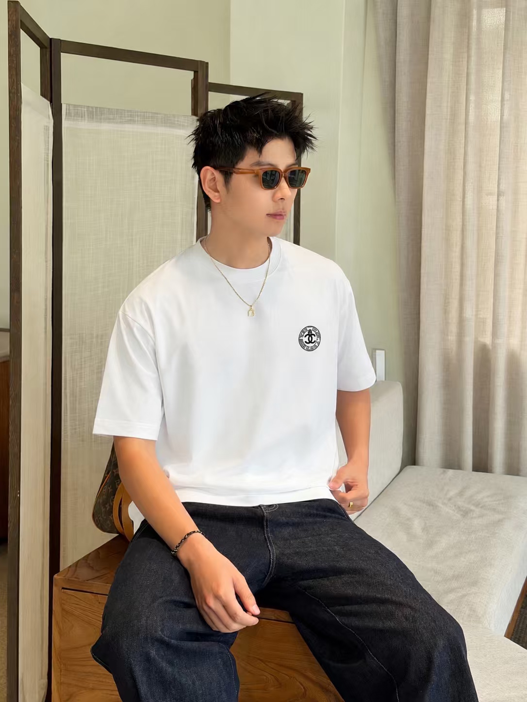 weigou_190307_8_91437888b6 P75 CHANEL/香奈儿 经典logo刺绣 《区别通货面料》双纱纯棉上衣 7a抗菌短袖tee 上身十分舒适,男女同款半袖,落肩宽松版型 颜色: 黑色 白色 咖啡色 尺码:S(90-130斤) M(125-150斤) L(135-165斤) XL(160-190斤) XXL(185-220斤)