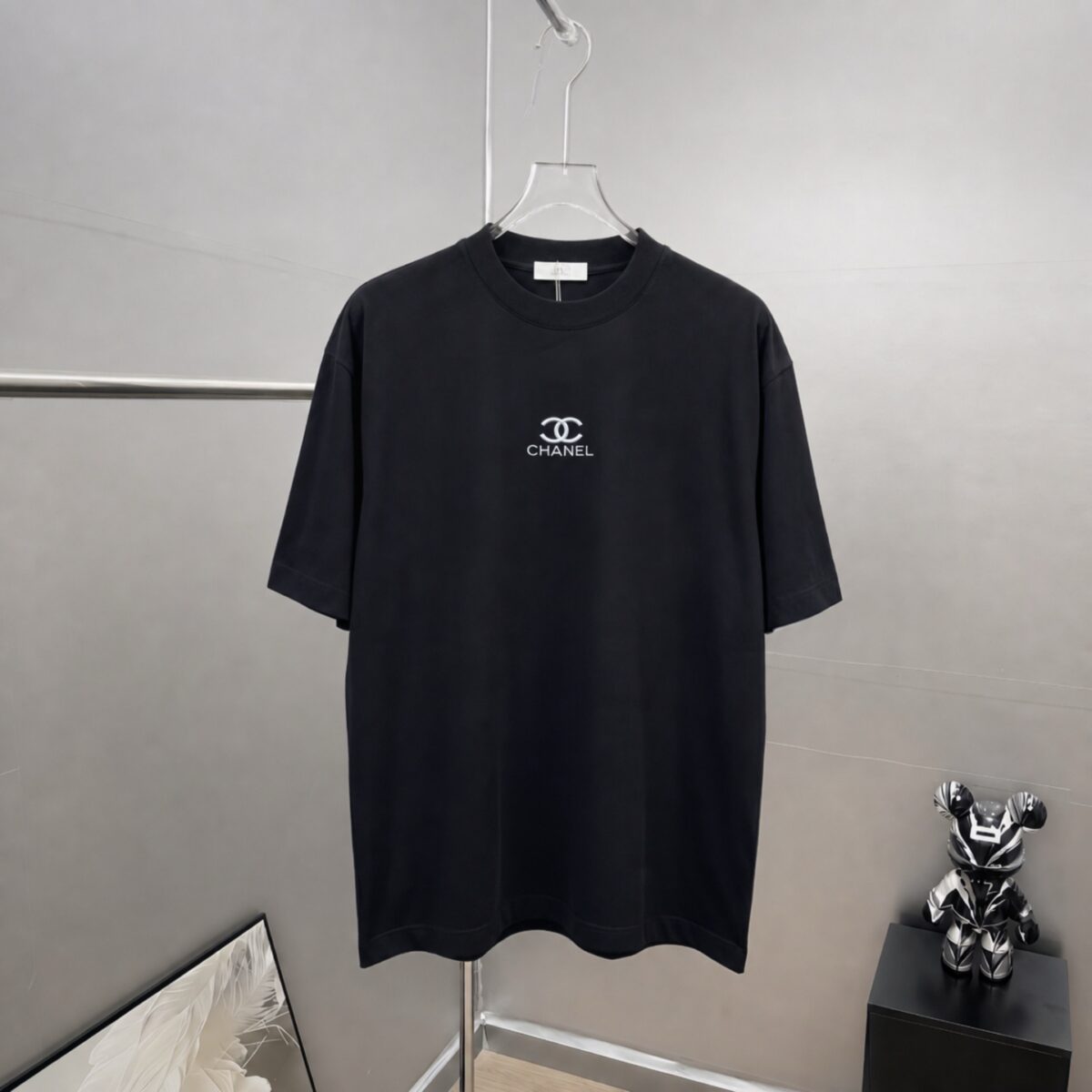 weigou_190349_0_0e46b95d8e P75 CHANEL/香奈儿 经典logo刺绣 《区别通货面料》双纱纯棉上衣 7a抗菌短袖tee 上身十分舒适,男女同款半袖,落肩宽松版型 颜色: 黑色 白色 咖啡色 尺码:S(90-130斤) M(125-150斤) L(135-165斤) XL(160-190斤) XXL(185-220斤)