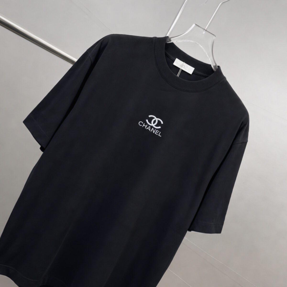 weigou_190349_2_2103940d2a P75 CHANEL/香奈儿 经典logo刺绣 《区别通货面料》双纱纯棉上衣 7a抗菌短袖tee 上身十分舒适,男女同款半袖,落肩宽松版型 颜色: 黑色 白色 咖啡色 尺码:S(90-130斤) M(125-150斤) L(135-165斤) XL(160-190斤) XXL(185-220斤)