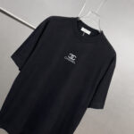 weigou_190349_2_2103940d2a P75 CHANEL/香奈儿 经典logo刺绣 《区别通货面料》双纱纯棉上衣 7a抗菌短袖tee 上身十分舒适,男女同款半袖,落肩宽松版型 颜色: 黑色 白色 咖啡色 尺码:S(90-130斤) M(125-150斤) L(135-165斤) XL(160-190斤) XXL(185-220斤)