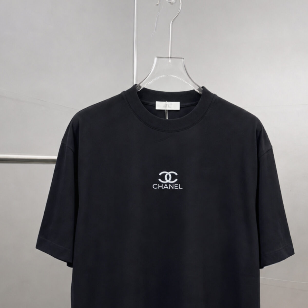 weigou_190349_3_ec84521731 P75 CHANEL/香奈儿 经典logo刺绣 《区别通货面料》双纱纯棉上衣 7a抗菌短袖tee 上身十分舒适,男女同款半袖,落肩宽松版型 颜色: 黑色 白色 咖啡色 尺码:S(90-130斤) M(125-150斤) L(135-165斤) XL(160-190斤) XXL(185-220斤)