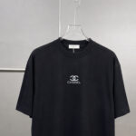 weigou_190349_3_ec84521731 P75 CHANEL/香奈儿 经典logo刺绣 《区别通货面料》双纱纯棉上衣 7a抗菌短袖tee 上身十分舒适,男女同款半袖,落肩宽松版型 颜色: 黑色 白色 咖啡色 尺码:S(90-130斤) M(125-150斤) L(135-165斤) XL(160-190斤) XXL(185-220斤)