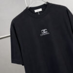 weigou_190349_4_4d556bf963 P75 CHANEL/香奈儿 经典logo刺绣 《区别通货面料》双纱纯棉上衣 7a抗菌短袖tee 上身十分舒适,男女同款半袖,落肩宽松版型 颜色: 黑色 白色 咖啡色 尺码:S(90-130斤) M(125-150斤) L(135-165斤) XL(160-190斤) XXL(185-220斤)