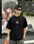 weigou_190349_6_ae9cac04d0 P75 CHANEL/香奈儿 经典logo刺绣 《区别通货面料》双纱纯棉上衣 7a抗菌短袖tee 上身十分舒适,男女同款半袖,落肩宽松版型 颜色: 黑色 白色 咖啡色 尺码:S(90-130斤) M(125-150斤) L(135-165斤) XL(160-190斤) XXL(185-220斤)