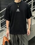 weigou_190349_8_5031e2c0ea P75 CHANEL/香奈儿 经典logo刺绣 《区别通货面料》双纱纯棉上衣 7a抗菌短袖tee 上身十分舒适,男女同款半袖,落肩宽松版型 颜色: 黑色 白色 咖啡色 尺码:S(90-130斤) M(125-150斤) L(135-165斤) XL(160-190斤) XXL(185-220斤)