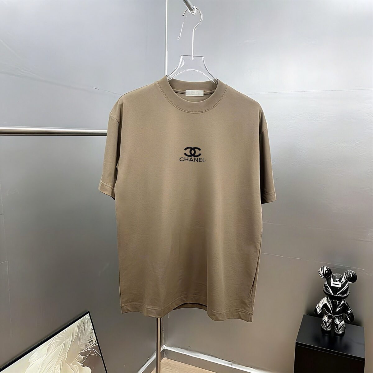 weigou_190391_0_2b395c69b6 P75 CHANEL/香奈儿 经典logo刺绣 《区别通货面料》双纱纯棉上衣 7a抗菌短袖tee 上身十分舒适,男女同款半袖,落肩宽松版型 颜色: 黑色 白色 咖啡色 尺码:S(90-130斤) M(125-150斤) L(135-165斤) XL(160-190斤) XXL(185-220斤)