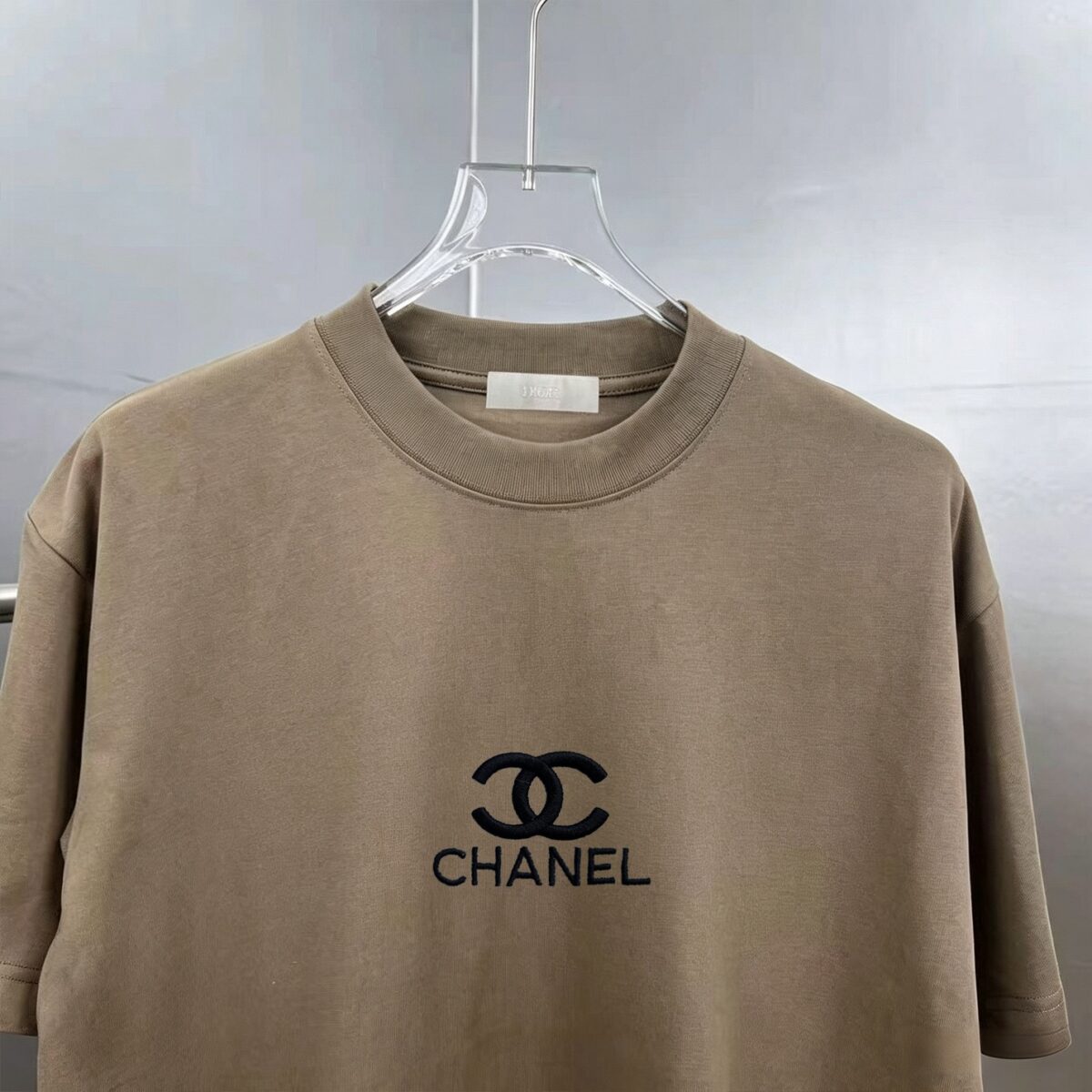 weigou_190391_3_e1f026ba70 P75 CHANEL/香奈儿 经典logo刺绣 《区别通货面料》双纱纯棉上衣 7a抗菌短袖tee 上身十分舒适,男女同款半袖,落肩宽松版型 颜色: 黑色 白色 咖啡色 尺码:S(90-130斤) M(125-150斤) L(135-165斤) XL(160-190斤) XXL(185-220斤)