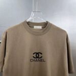 weigou_190391_3_e1f026ba70 P75 CHANEL/香奈儿 经典logo刺绣 《区别通货面料》双纱纯棉上衣 7a抗菌短袖tee 上身十分舒适,男女同款半袖,落肩宽松版型 颜色: 黑色 白色 咖啡色 尺码:S(90-130斤) M(125-150斤) L(135-165斤) XL(160-190斤) XXL(185-220斤)