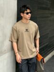 weigou_190391_6_73394790ef P75 CHANEL/香奈儿 经典logo刺绣 《区别通货面料》双纱纯棉上衣 7a抗菌短袖tee 上身十分舒适,男女同款半袖,落肩宽松版型 颜色: 黑色 白色 咖啡色 尺码:S(90-130斤) M(125-150斤) L(135-165斤) XL(160-190斤) XXL(185-220斤)