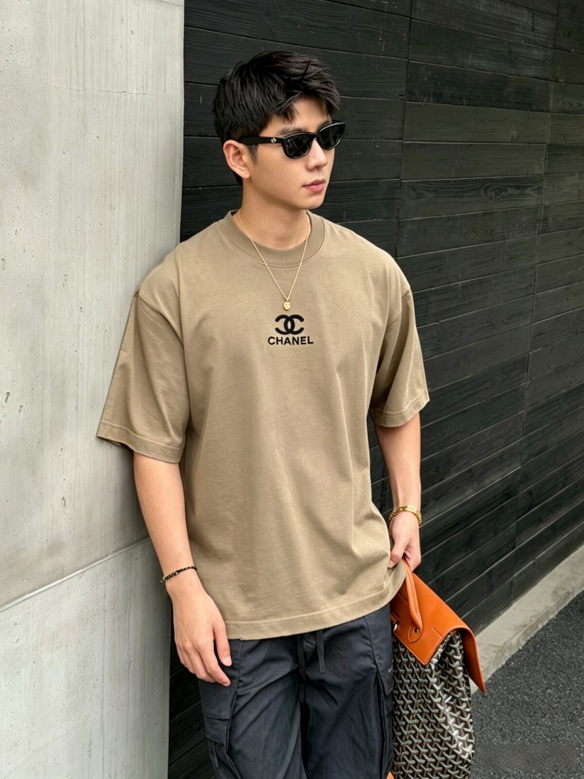 weigou_190391_6_73394790ef P75 CHANEL/香奈儿 经典logo刺绣 《区别通货面料》双纱纯棉上衣 7a抗菌短袖tee 上身十分舒适,男女同款半袖,落肩宽松版型 颜色: 黑色 白色 咖啡色 尺码:S(90-130斤) M(125-150斤) L(135-165斤) XL(160-190斤) XXL(185-220斤)