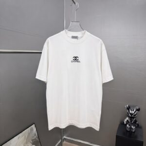 P75 CHANEL/香奈儿 经典logo刺绣 《区别通货面料》双纱纯棉上衣 7a抗菌短袖tee 上身十分舒适，男女同款半袖，落肩宽松版型 颜色: 黑色 白色 咖啡色 尺码：S（90-130斤） M（125-150斤） L（135-165斤） XL（160-190斤） XXL（185-220斤）