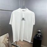 weigou_190433_3_2f5a207080 P75 CHANEL/香奈儿 经典logo刺绣 《区别通货面料》双纱纯棉上衣 7a抗菌短袖tee 上身十分舒适,男女同款半袖,落肩宽松版型 颜色: 黑色 白色 咖啡色 尺码:S(90-130斤) M(125-150斤) L(135-165斤) XL(160-190斤) XXL(185-220斤)