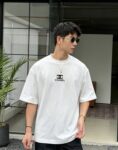 weigou_190433_6_3934aaf3b2 P75 CHANEL/香奈儿 经典logo刺绣 《区别通货面料》双纱纯棉上衣 7a抗菌短袖tee 上身十分舒适,男女同款半袖,落肩宽松版型 颜色: 黑色 白色 咖啡色 尺码:S(90-130斤) M(125-150斤) L(135-165斤) XL(160-190斤) XXL(185-220斤)