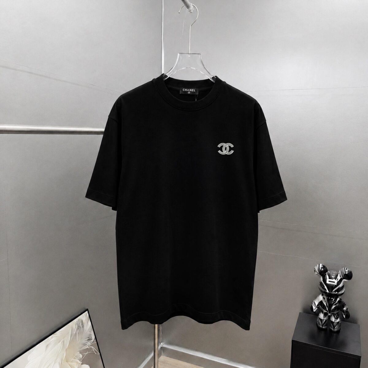 weigou_190477_0_560c2badaf P75 CHANEL/香奈儿 经典logo刺绣 《区别通货面料》双纱纯棉上衣 7a抗菌短袖tee 上身十分舒适,男女同款半袖,落肩宽松版型 颜色: 黑色 白色 咖啡色 尺码:S(90-130斤) M(125-150斤) L(135-165斤) XL(160-190斤) XXL(185-220斤)