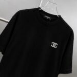 weigou_190477_2_5d3a320de9 P75 CHANEL/香奈儿 经典logo刺绣 《区别通货面料》双纱纯棉上衣 7a抗菌短袖tee 上身十分舒适,男女同款半袖,落肩宽松版型 颜色: 黑色 白色 咖啡色 尺码:S(90-130斤) M(125-150斤) L(135-165斤) XL(160-190斤) XXL(185-220斤)