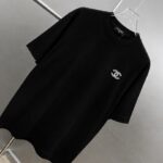 weigou_190477_3_1dbb9c3e5f P75 CHANEL/香奈儿 经典logo刺绣 《区别通货面料》双纱纯棉上衣 7a抗菌短袖tee 上身十分舒适,男女同款半袖,落肩宽松版型 颜色: 黑色 白色 咖啡色 尺码:S(90-130斤) M(125-150斤) L(135-165斤) XL(160-190斤) XXL(185-220斤)
