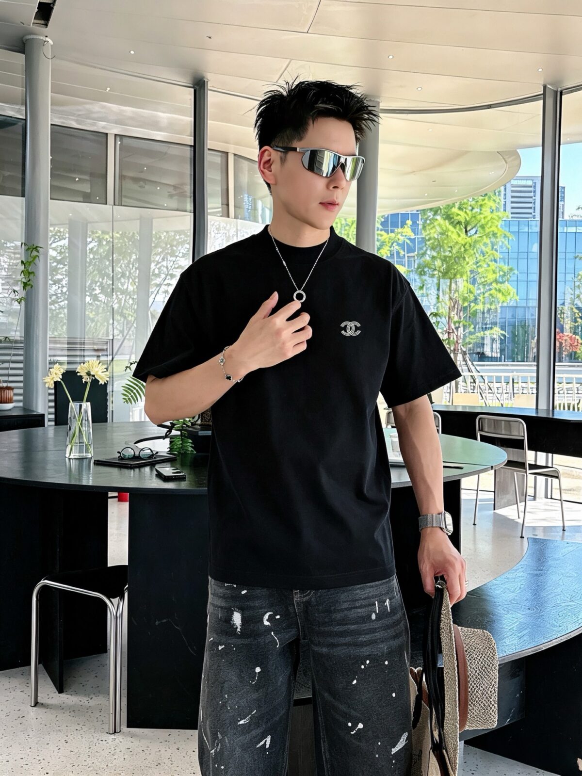weigou_190477_7_b3b8bdce48 P75 CHANEL/香奈儿 经典logo刺绣 《区别通货面料》双纱纯棉上衣 7a抗菌短袖tee 上身十分舒适,男女同款半袖,落肩宽松版型 颜色: 黑色 白色 咖啡色 尺码:S(90-130斤) M(125-150斤) L(135-165斤) XL(160-190斤) XXL(185-220斤)