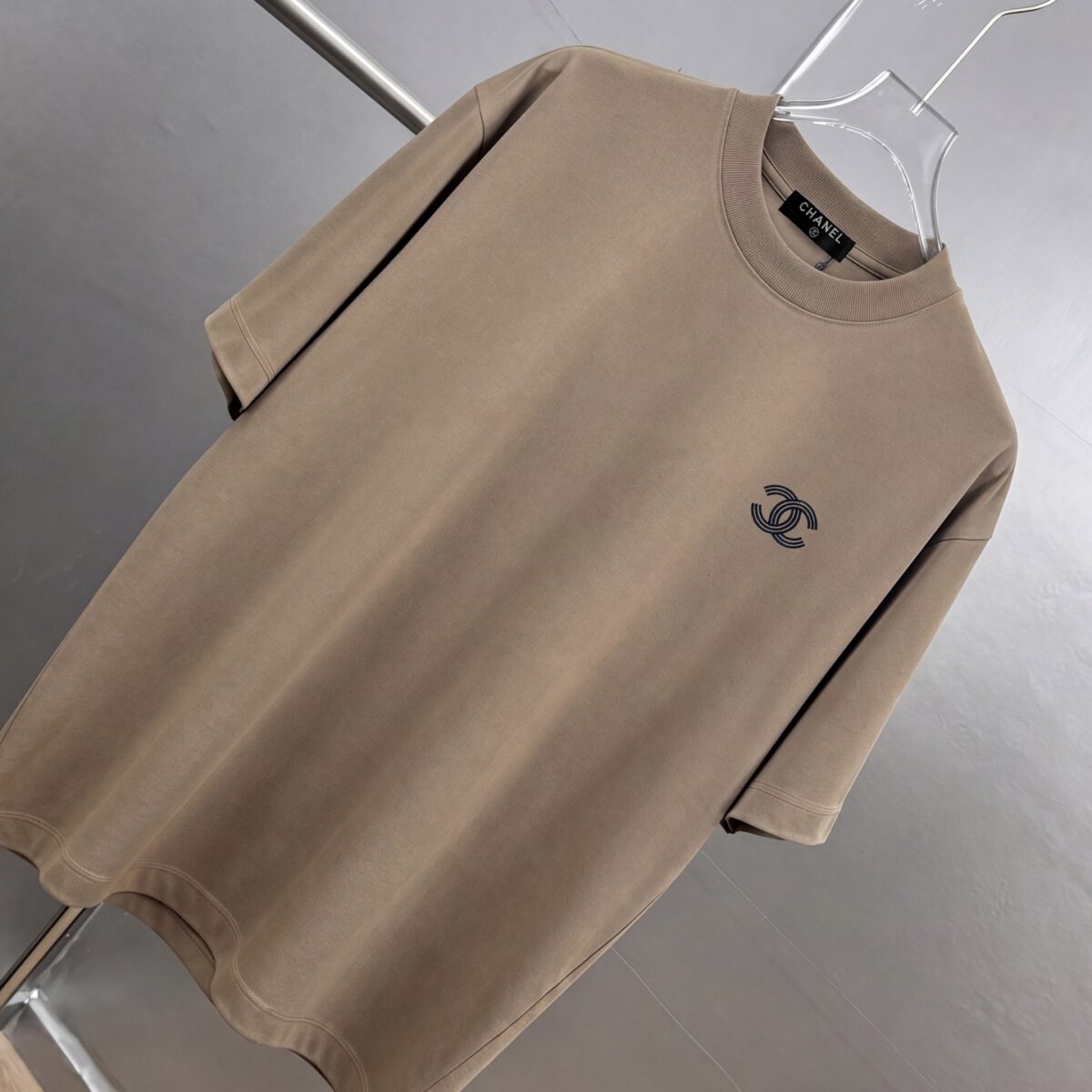 weigou_190530_2_e24edf1c77 P75 CHANEL/香奈儿 经典logo刺绣 《区别通货面料》双纱纯棉上衣 7a抗菌短袖tee 上身十分舒适,男女同款半袖,落肩宽松版型 颜色: 黑色 白色 咖啡色 尺码:S(90-130斤) M(125-150斤) L(135-165斤) XL(160-190斤) XXL(185-220斤)