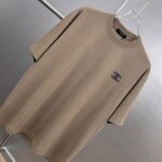 weigou_190530_2_e24edf1c77 P75 CHANEL/香奈儿 经典logo刺绣 《区别通货面料》双纱纯棉上衣 7a抗菌短袖tee 上身十分舒适,男女同款半袖,落肩宽松版型 颜色: 黑色 白色 咖啡色 尺码:S(90-130斤) M(125-150斤) L(135-165斤) XL(160-190斤) XXL(185-220斤)
