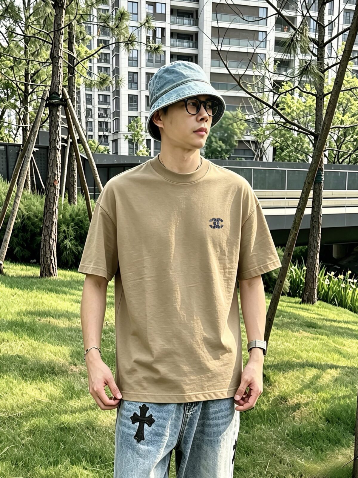 weigou_190530_6_34c67b7105 P75 CHANEL/香奈儿 经典logo刺绣 《区别通货面料》双纱纯棉上衣 7a抗菌短袖tee 上身十分舒适,男女同款半袖,落肩宽松版型 颜色: 黑色 白色 咖啡色 尺码:S(90-130斤) M(125-150斤) L(135-165斤) XL(160-190斤) XXL(185-220斤)